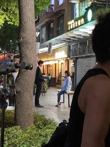 杨紫男朋友吃瓜,网友热议背后的故事