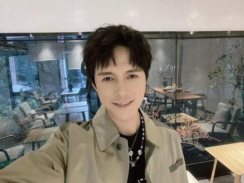 张超爆料女朋友是谁视频,女朋友身份曝光，真相令人震惊！