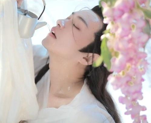 网红和学生同框视频,校园生活新风尚！”